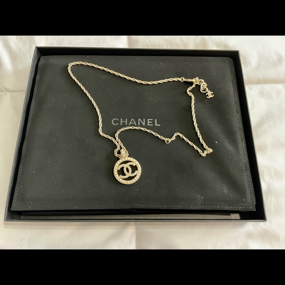 Chanel Gold Pearl Round Pendant Necklace - Picture 5 of 13